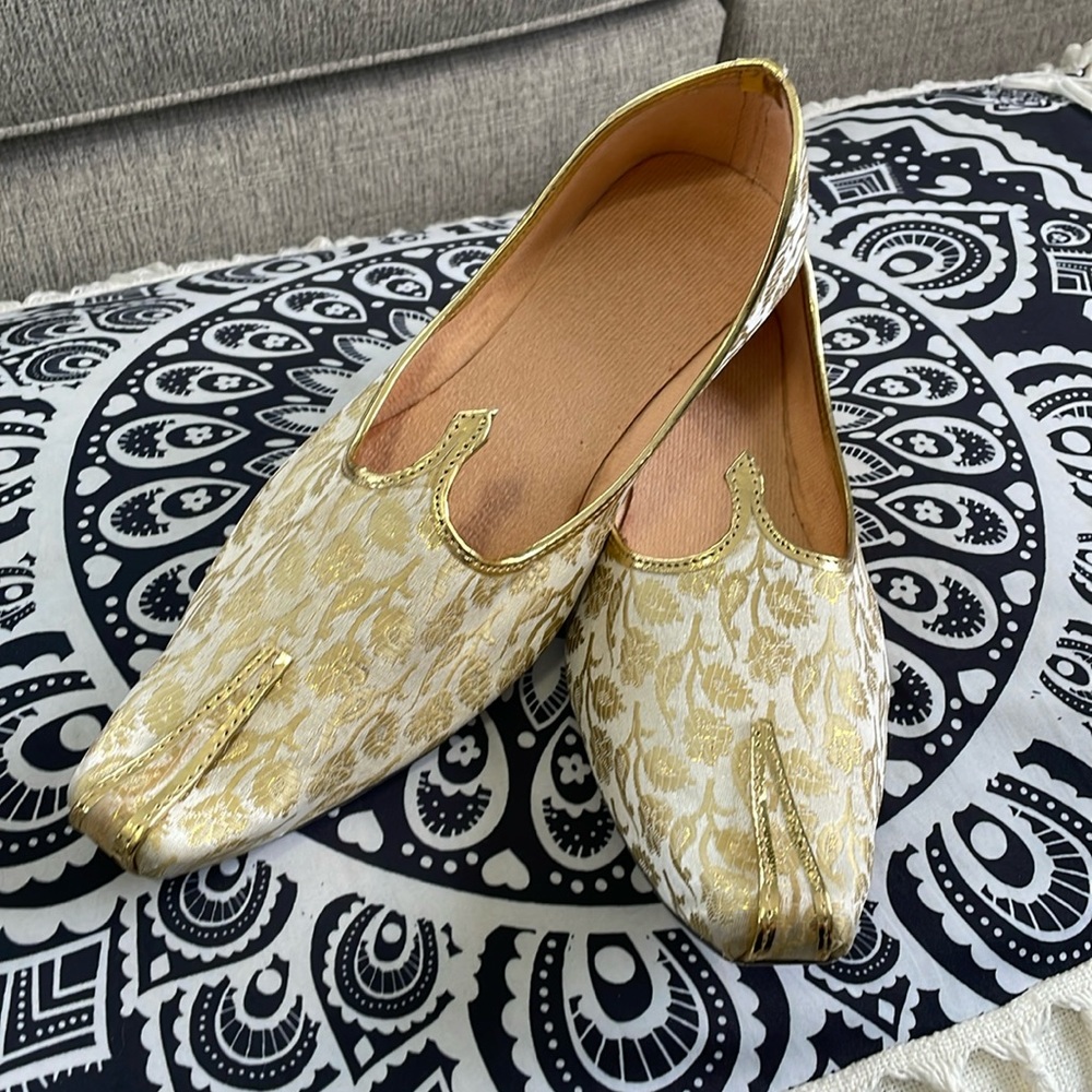 NWOT Gold and Cream Mens Jutti's
